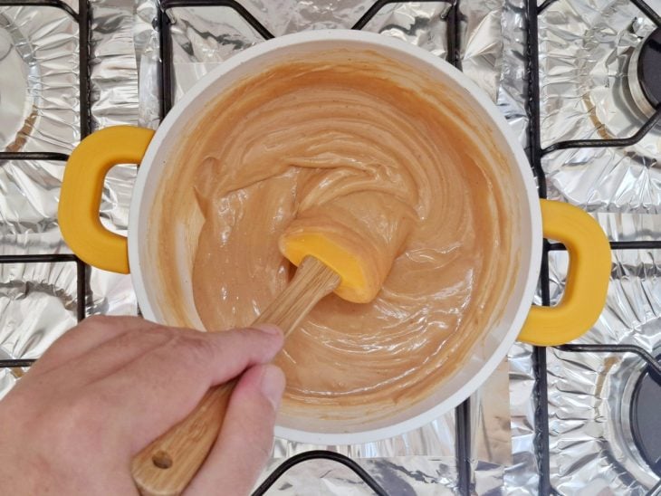 Brigadeiro brilhante e cremoso na panela.