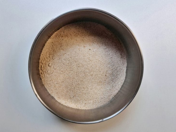 Tigela com açúcar e canela para empanar os brigadeiros.