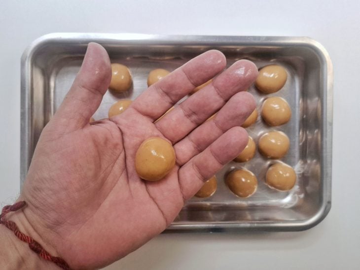Brigadeiros enrolados.