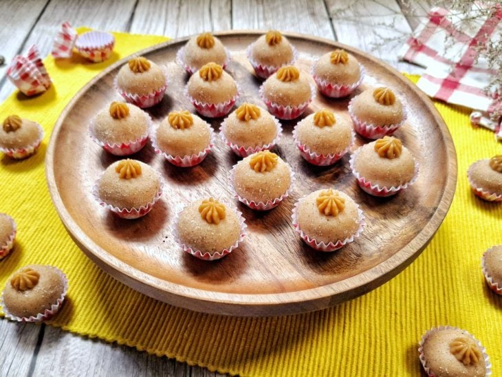 Brigadeiros de churros finalizados prontos para consumo.