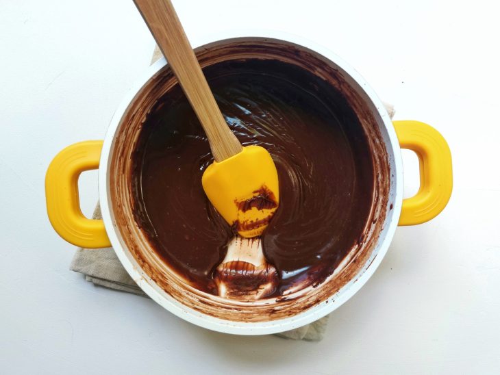 Uma panela contendo brigadeiro de colher.