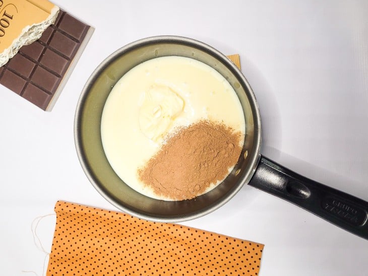 Uma panela com leite condensado, manteiga e chocolate em pó.