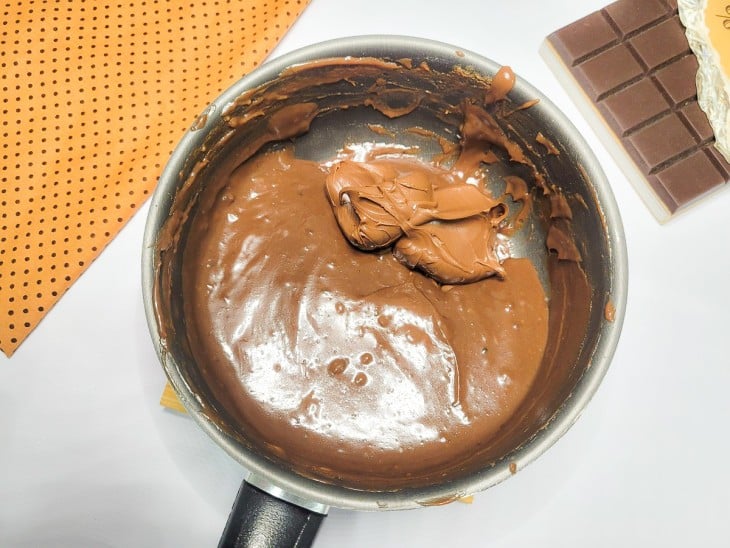 Uma panela com brigadeiro e Nutella.