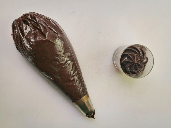 Brigadeiro em um saco de confeiteiro