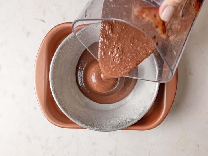 Mistura de brigadeiro despejada na forma untada.
