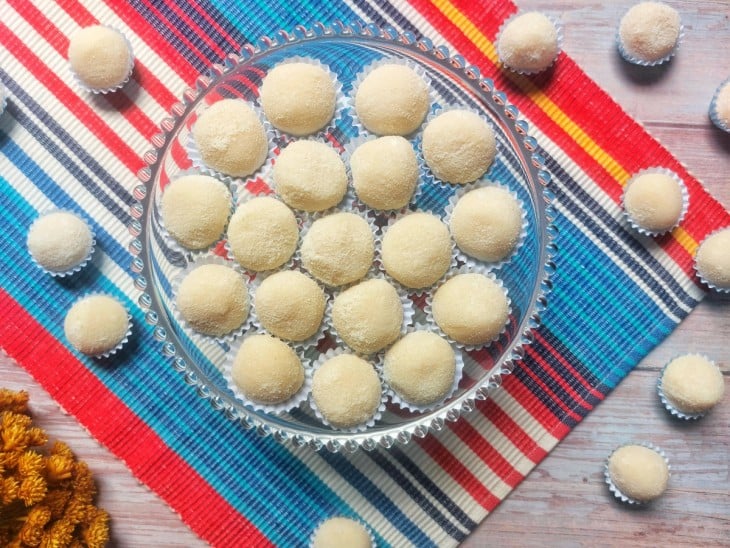 Um recipiente contendo vários brigadeiros de leite Ninho.