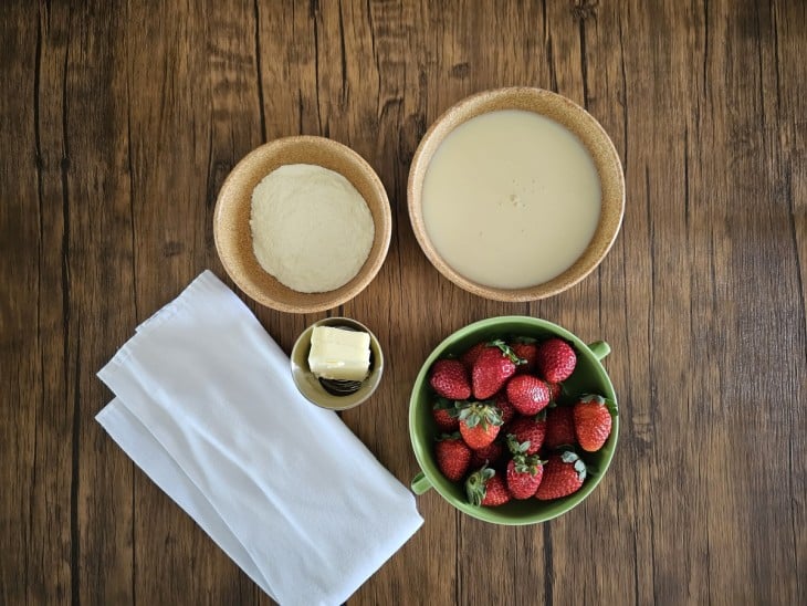 Ingredientes do brigadeiro de leite Ninho recheado com morango.