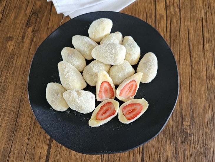 Brigadeiro de leite Ninho recheado com morango finalizado.