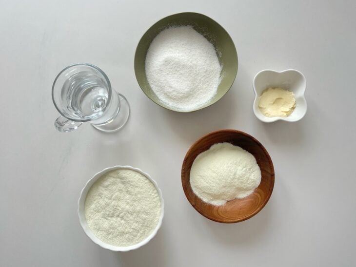 Ingredientes separados e organizados sobre a bancada para o preparo dos docinhos.