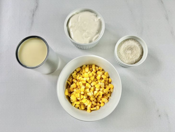 Ingredientes organizados sobre a bancada para iniciar o preparo.