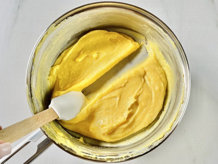 Brigadeiro cozinhando até atingir ponto de enrolar, desgrudando do fundo.