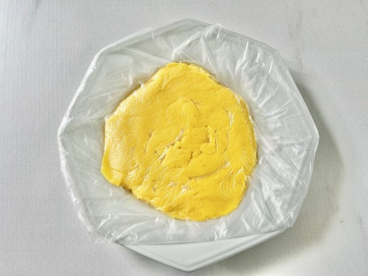 Massa transferida para vasilha e envolvida em plástico filme.