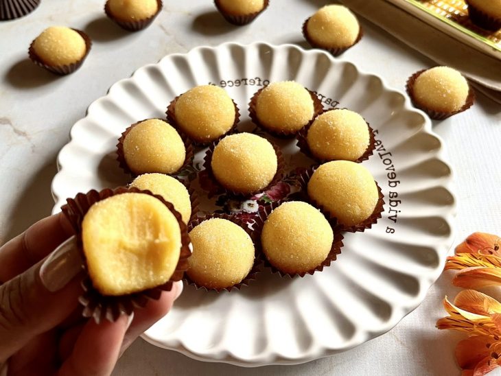 Brigadeiros passados no açúcar cristal e finalizados nas forminhas.
