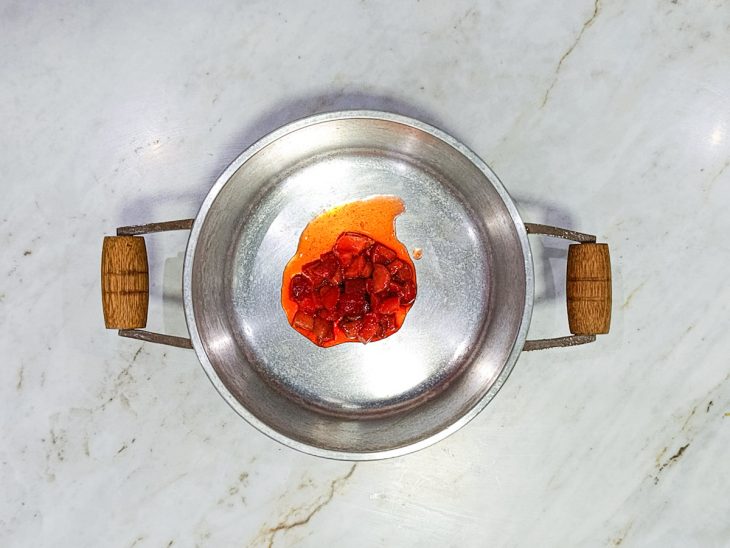 Morangos colocados numa panela.