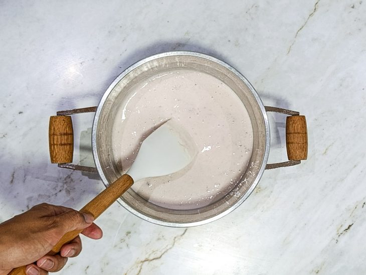 Leite em pó adicionado na panela.