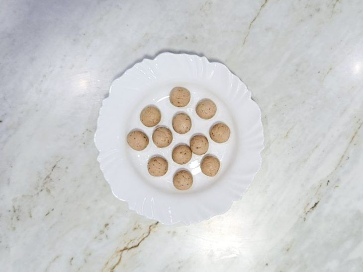 Brigadeiros enrolados num prato.