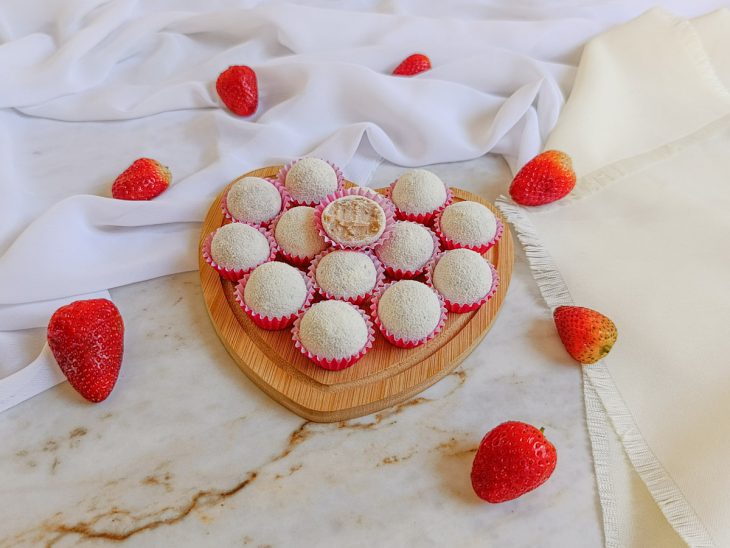 Brigadeiros de morango prontos para consumo.