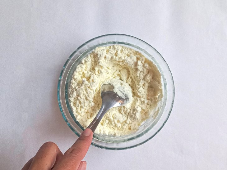 Ingredientes secos misturados em uma tigela.