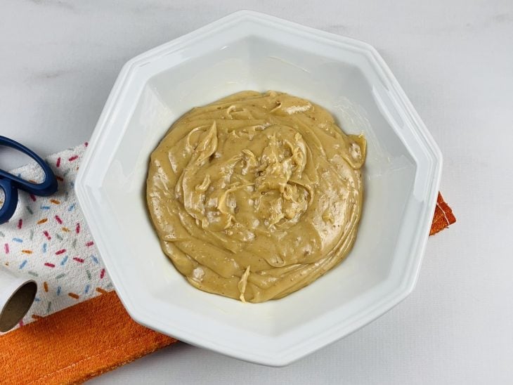 Um prato contendo brigadeiro de paçoca.