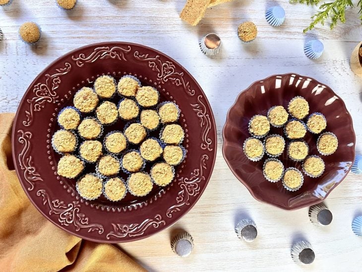 Um recipiente contendo brigadeiros de paçoca de amenodim.