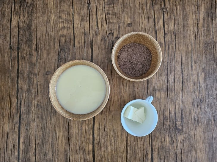 ingredientes do brigadeiro de panela reunidos.