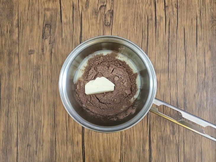 Ingredientes do brigadeiro em uma panela de ferro.