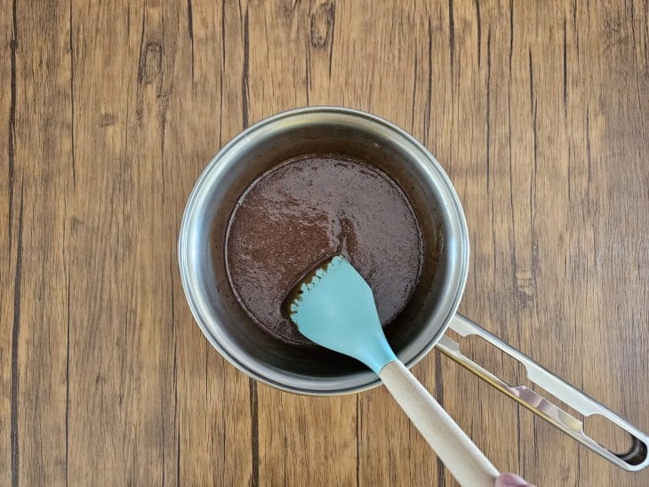 Ingredientes do brigadeiro misturados em uma panela.