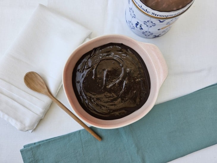 Brigadeiro de panela pronto em um recipiente.