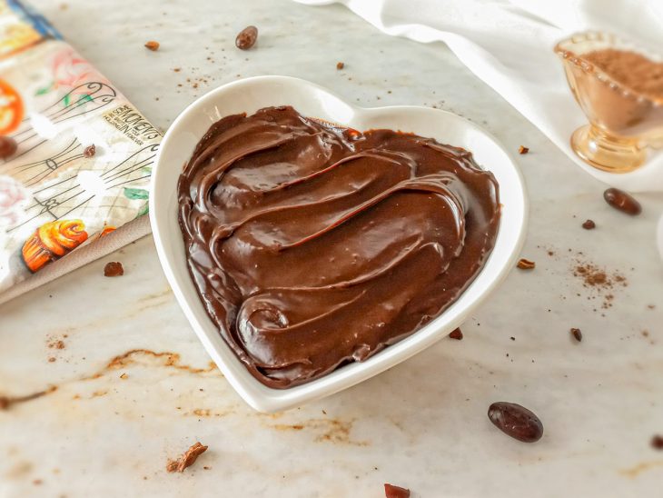 Brigadeiro de panela com leite servido em um recipiente em formato de coração.