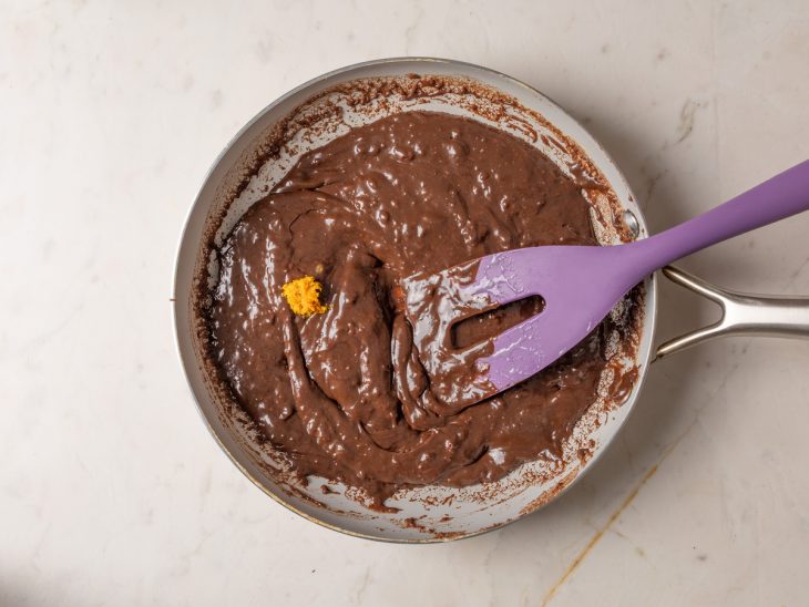 Raspas de laranja adicionadas a panela com brigadeiro.