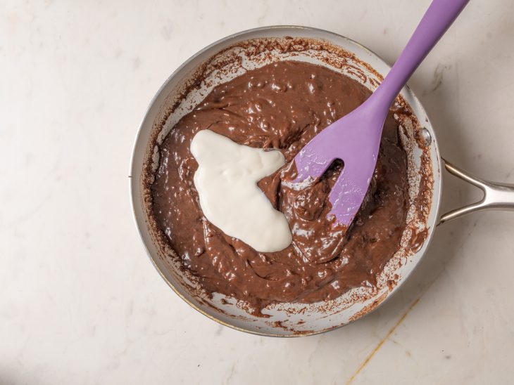 Creme de leite adicionado a panela com brigadeiro.