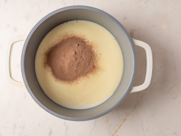 Leite condensado e achocolato na panela.