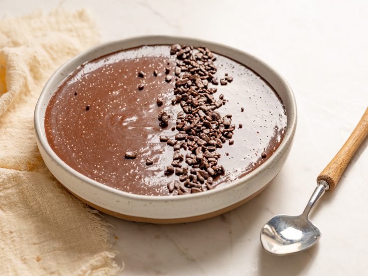 Brigadeiro servido em um recipiente e finalizado com callets.