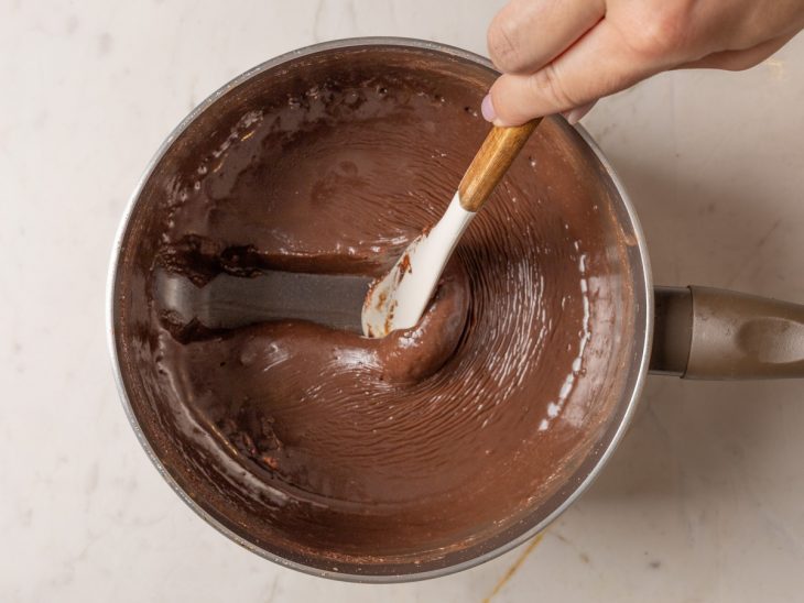 Brigadeiro de panela simples no ponto correto.