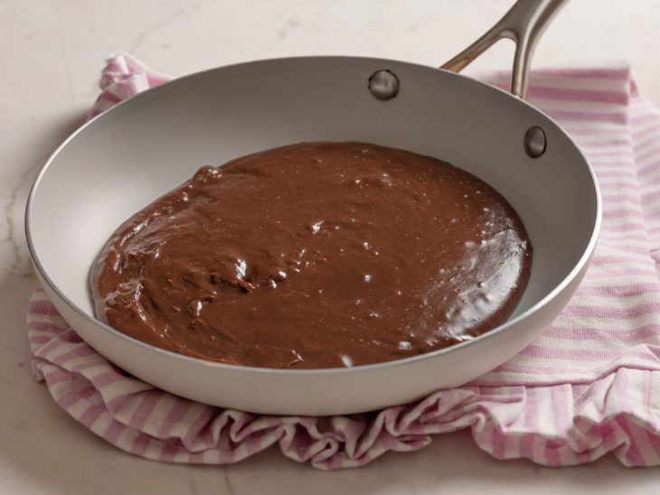 Brigadeiro de panela simples pronto para consumo.