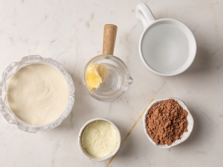 Ingredientes reunidos em uma bancada.