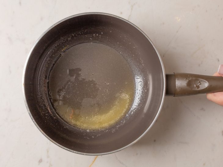 Margarina derretida em uma frigideira.