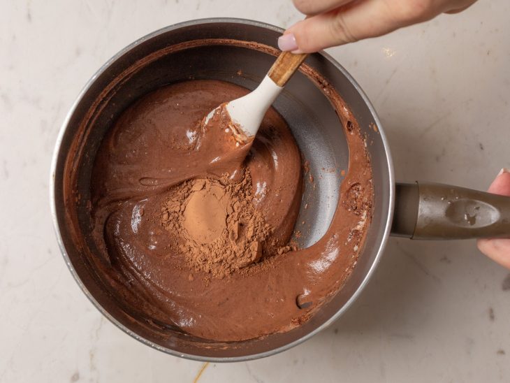 Chocolate em pó adicionado a frigideira.