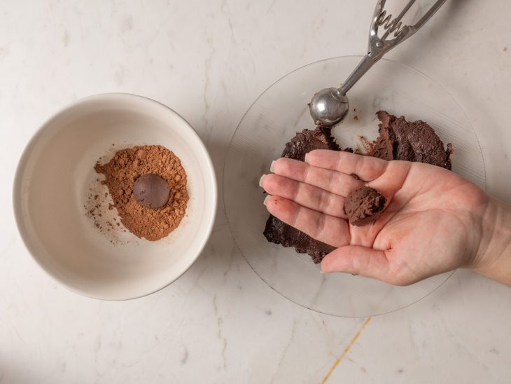 Brigadeiros sendo enrolados.