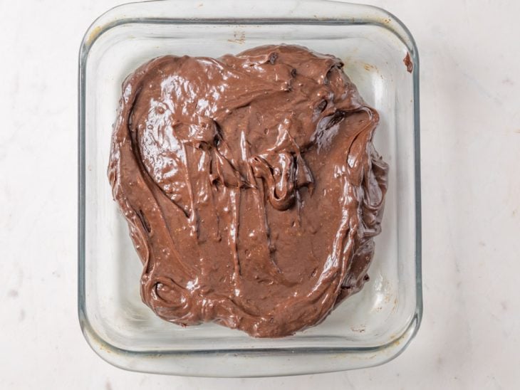 Um refratário com o brigadeiro resfriando em temperatura ambiente.