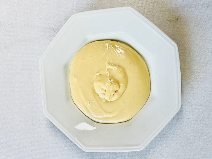 Brigadeiro transferido para um prato.