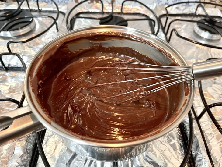 Panela com brigadeiro e fouet dentro para mexer.