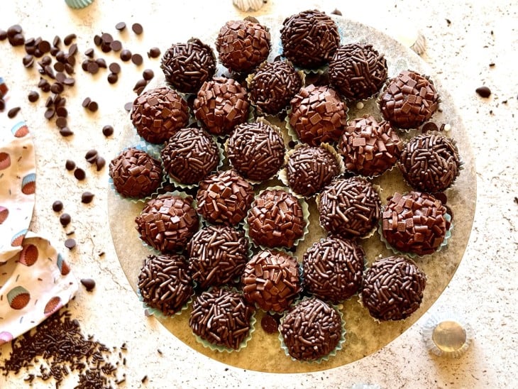 Brigadeiros prontos em um prato grande.