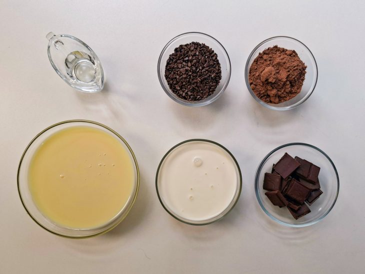 Ingredientes organizados na bancada com chocolate picado e demais itens.