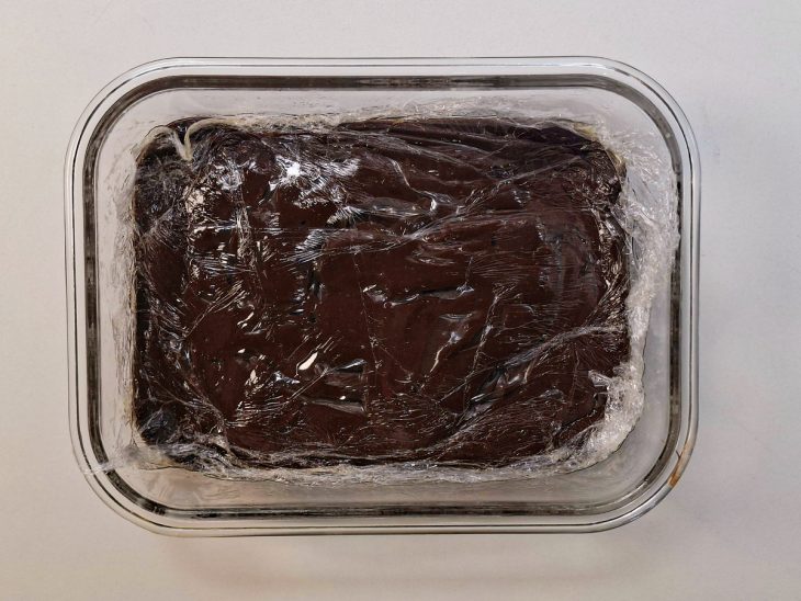 Brigadeiro atingindo ponto de desgrudar do fundo da panela.