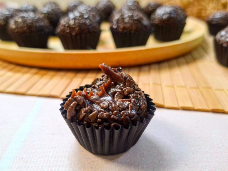 Brigadeiro gourmet tradicional servido.