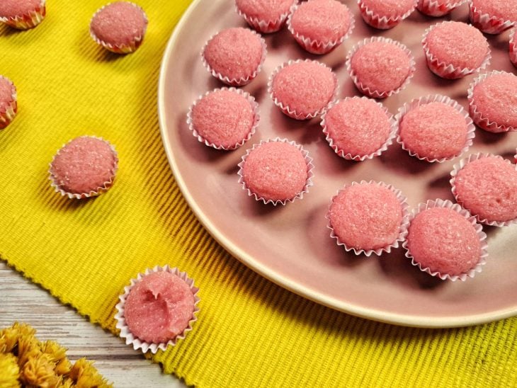 Um prato contendo brigadeiro rosa de Nesquik.