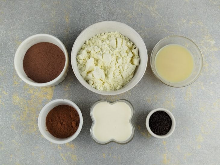 Ingredientes separados sobre a bancada.