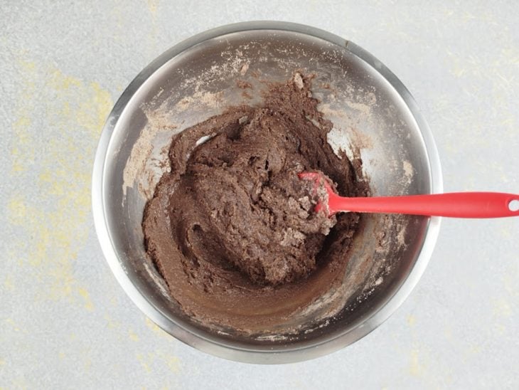 Creme de leite e parte do leite condensado sendo adicionados à mistura.