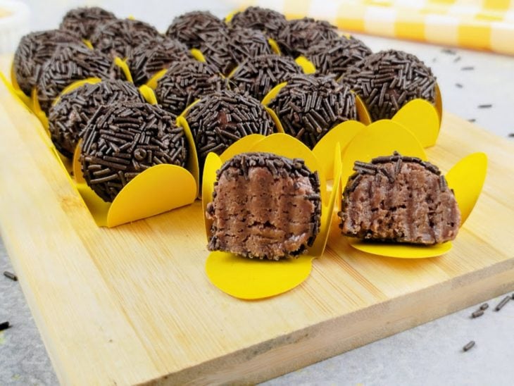 Brigadeiro sem fogo servido.